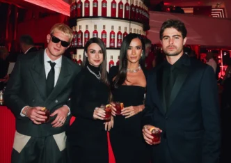 Quatro pessoas elegantes em evento com coquetéis