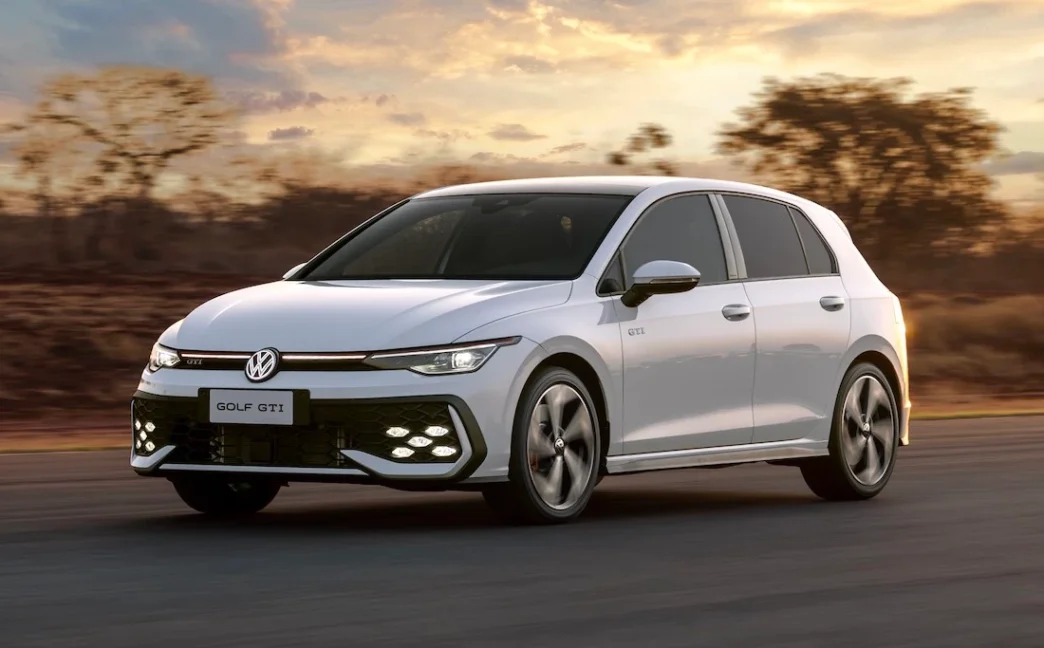 Volkswagen Golf GTI branco em movimento