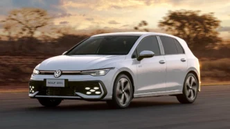 Volkswagen Golf GTI branco em movimento