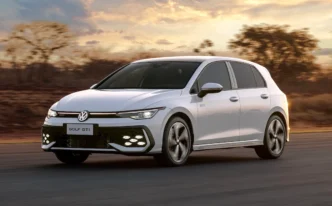 Volkswagen Golf GTI branco em movimento