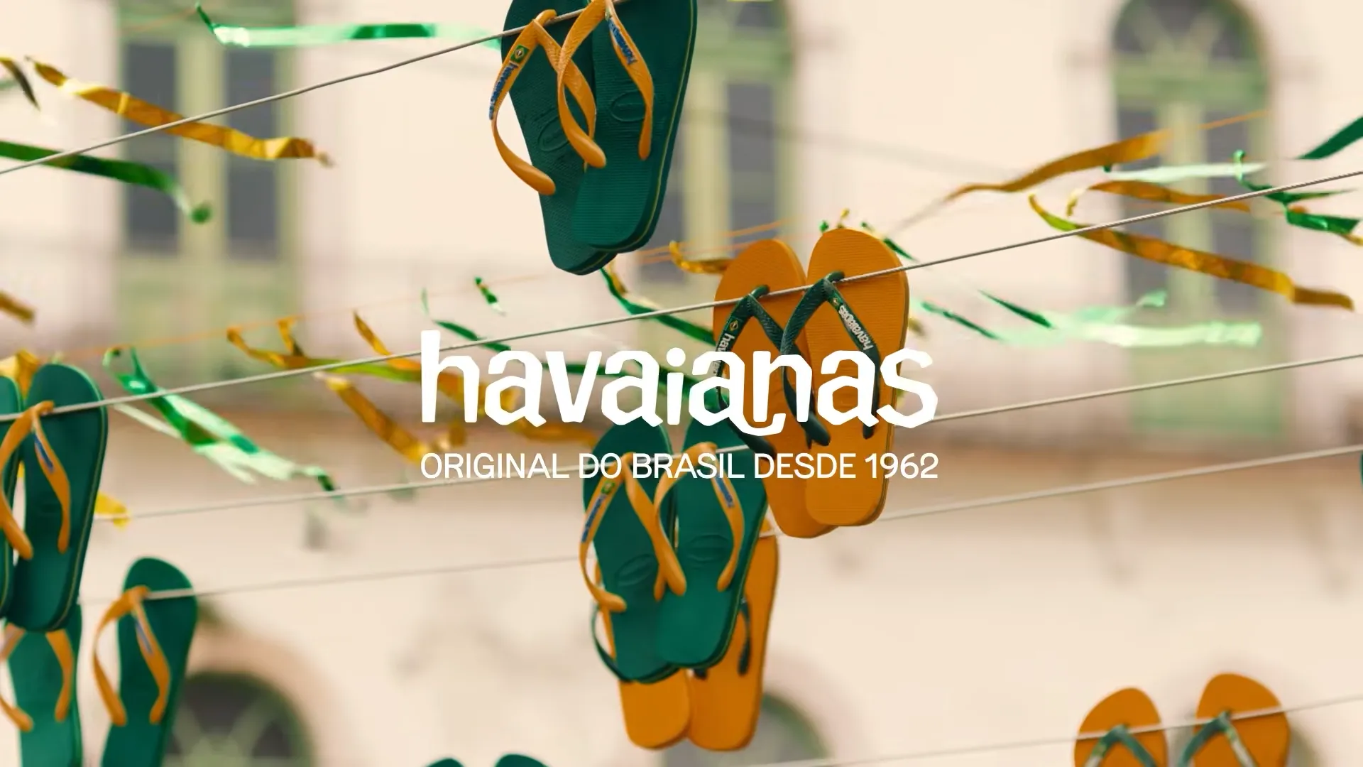 Chinelos Havaianas verde e amarelo pendurados