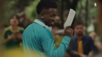Homem sorrindo segura papel ao ar livre