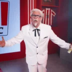 Homem vestido de Coronel Sanders em estúdio KFC