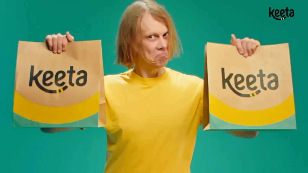 Pessoa segurando duas sacolas da Keeta