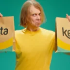 Pessoa segurando duas sacolas da Keeta