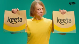 Pessoa segurando duas sacolas da Keeta