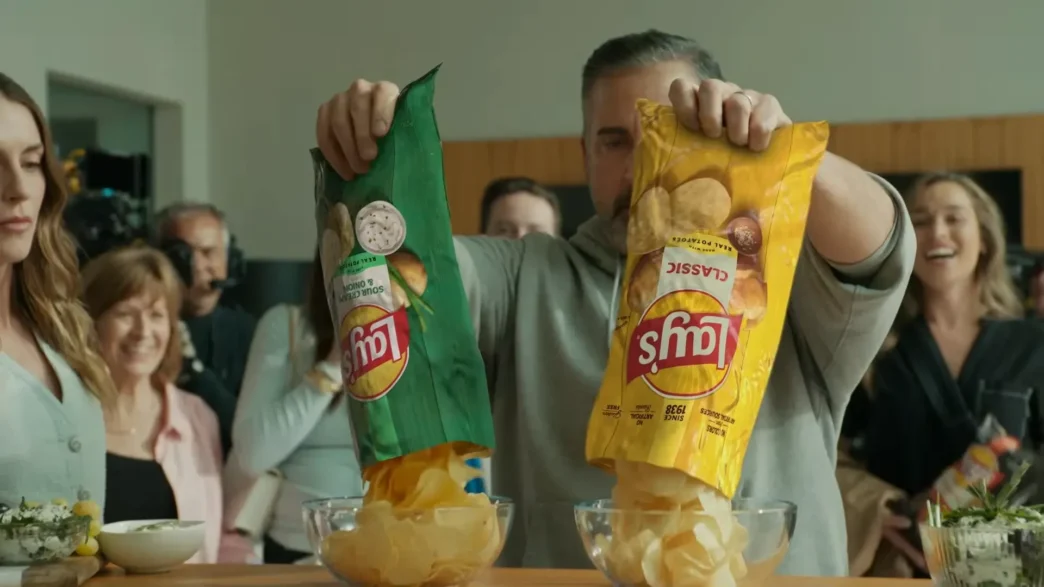 Homem despeja dois pacotes de batata chips