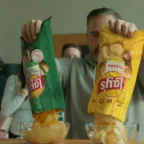 Homem despeja dois pacotes de batata chips