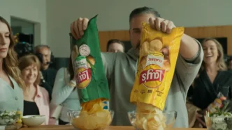 Homem despeja dois pacotes de batata chips