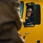 Motorista em caminhão amarelo da Lay's