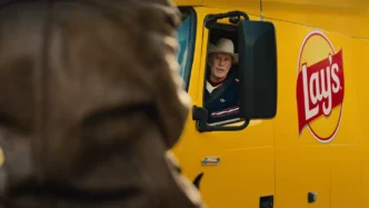 Motorista em caminhão amarelo da Lay's