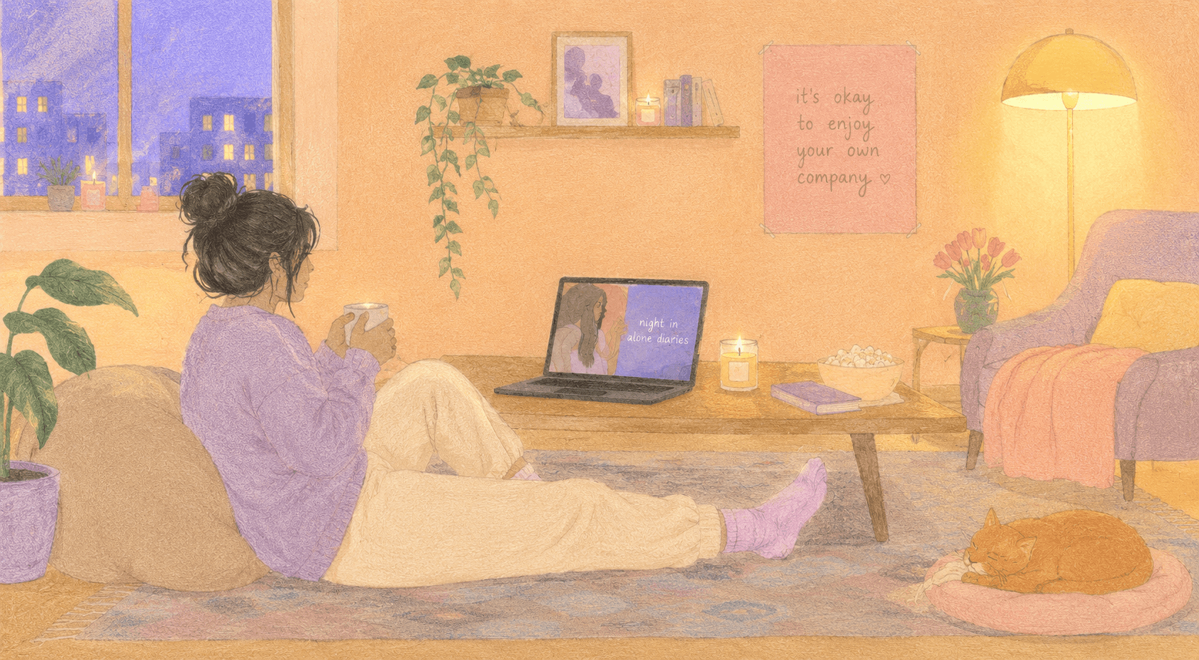 Mulher tomando chá e assistindo notebook à noite