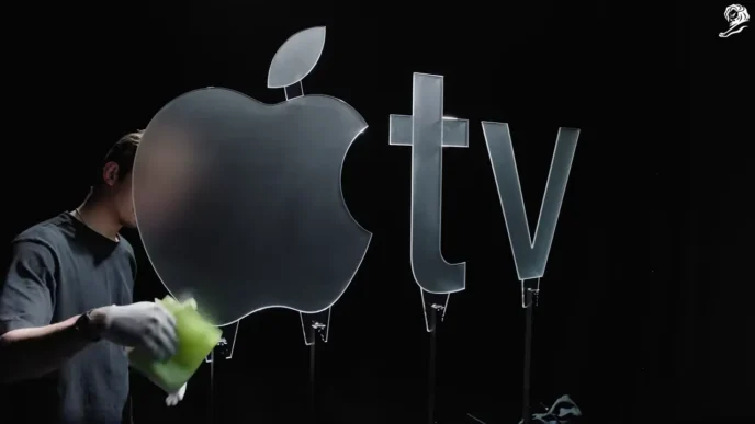 Logotipo da Apple e letras TV iluminadas