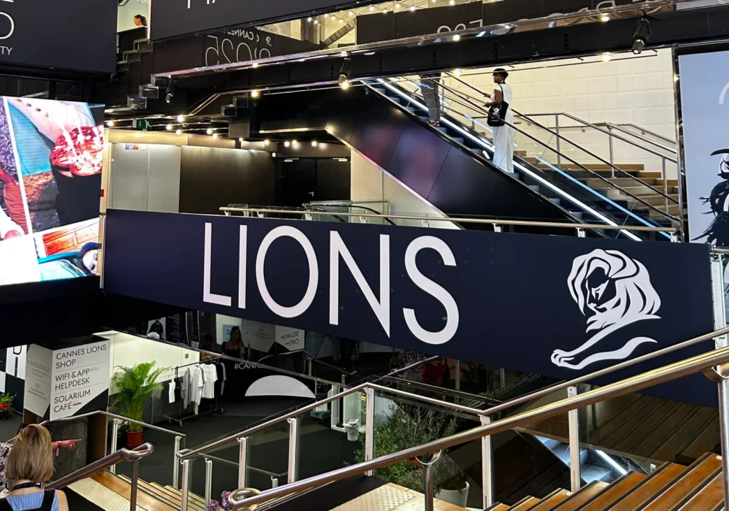 Interior do evento Cannes Lions com escadas rolantes