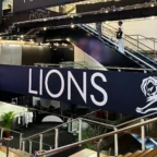 Interior do evento Cannes Lions com escadas rolantes