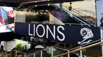 Interior do evento Cannes Lions com escadas rolantes