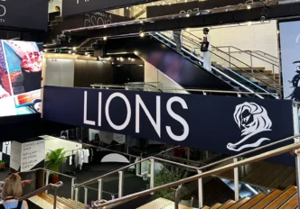 Interior do evento Cannes Lions com escadas rolantes