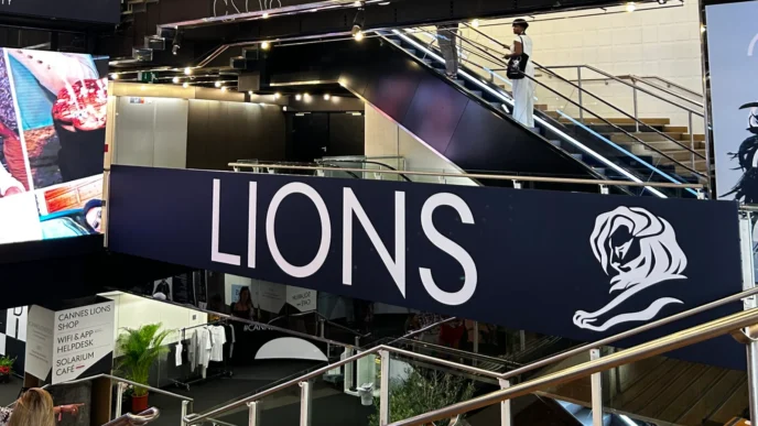 Interior do evento Cannes Lions com escadas rolantes