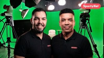 Dois apresentadores em estúdio com fundo chroma key
