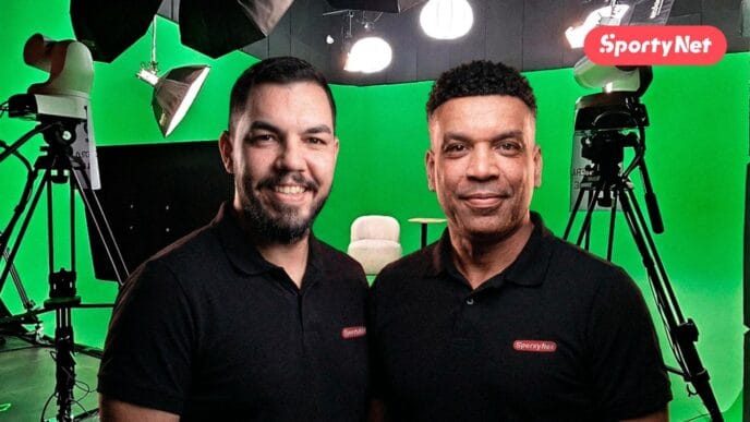 Dois apresentadores em estúdio com fundo chroma key
