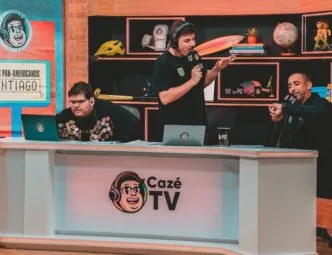 Apresentadores em estúdio da Cazé TV esportiva