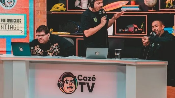 Apresentadores em estúdio da Cazé TV esportiva