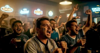 Torcedores comemorando gol em bar durante jogo