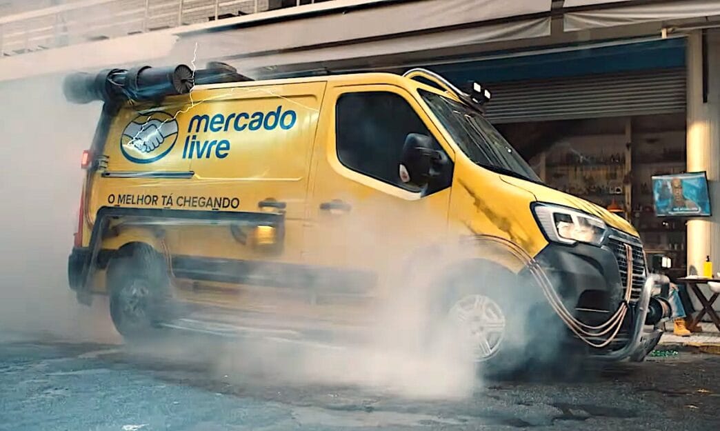 Van amarela do Mercado Livre com fumaça