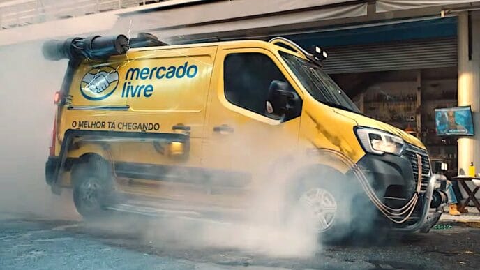 Van amarela do Mercado Livre com fumaça