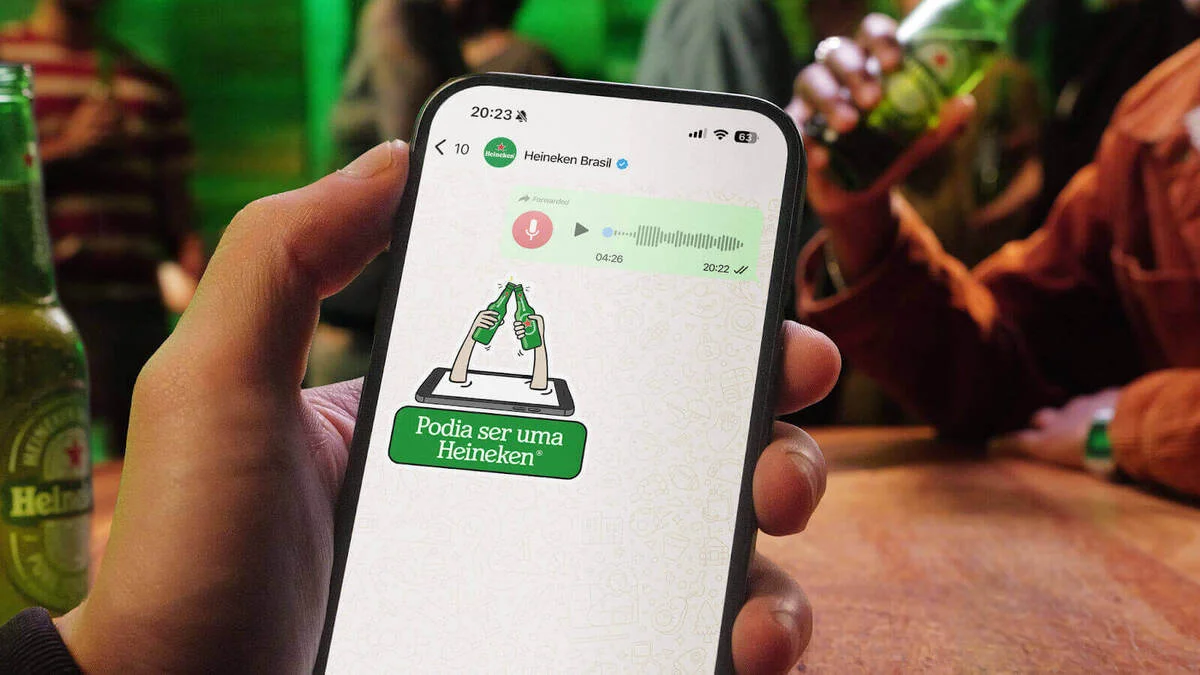 Celular com mensagem da Heineken em bar