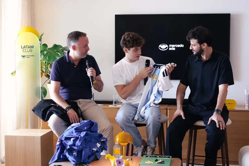 Homens apresentam camisa da Argentina em evento