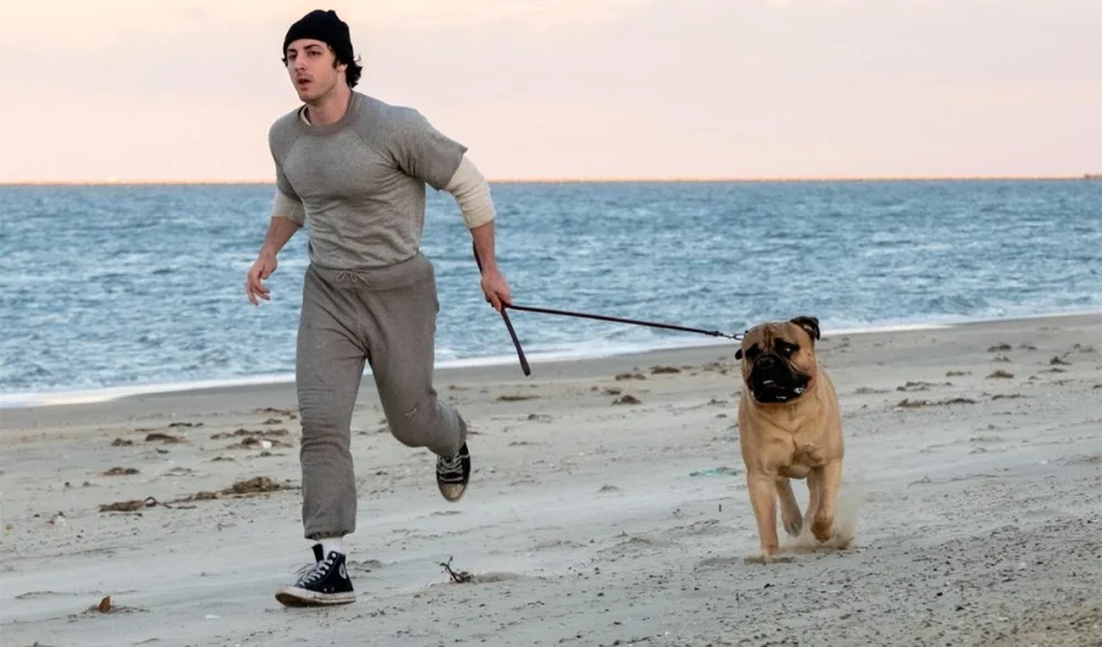 Cena do filme 'I Play Rocky' com Anthony Ippolito no papel de Sylvester Stallone