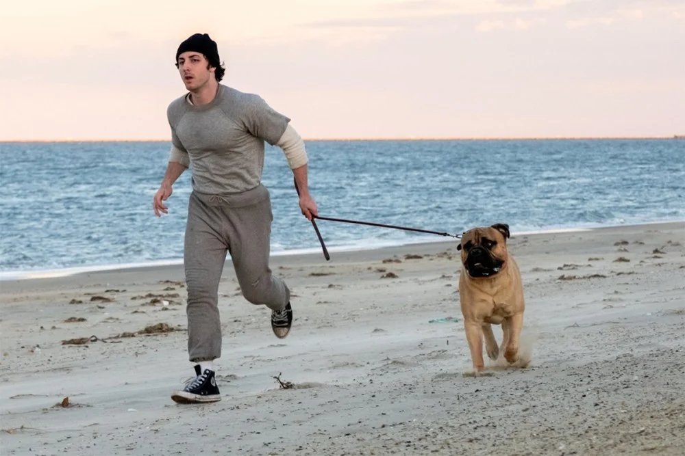 Cena do filme 'I Play Rocky' com Anthony Ippolito no papel de Sylvester Stallone