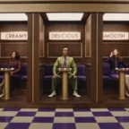 Clutch de cristal da Cadbury inspirado na embalagem roxa da marca, exibido durante evento de moda