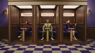 Clutch de cristal da Cadbury inspirado na embalagem roxa da marca, exibido durante evento de moda