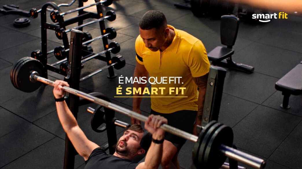 Nova identidade visual da Smart Fit com elemento gráfico em formato de sorriso