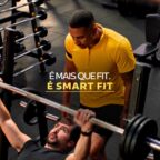 Nova identidade visual da Smart Fit com elemento gráfico em formato de sorriso