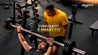 Nova identidade visual da Smart Fit com elemento gráfico em formato de sorriso