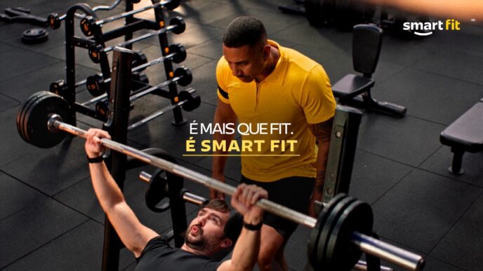 Nova identidade visual da Smart Fit com elemento gráfico em formato de sorriso