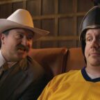 Personagens do Couch Committee da Cheez-It debatendo sobre futebol universitário em um sofá temático
