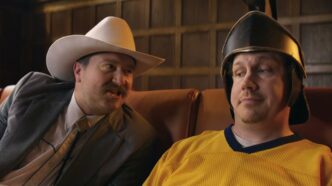 Personagens do Couch Committee da Cheez-It debatendo sobre futebol universitário em um sofá temático