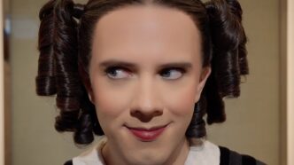 Cole Escola caracterizado como Mary Todd Lincoln em cena do teaser de 'Oh, Mary!' para a HBO