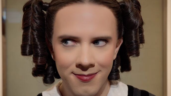 Cole Escola caracterizado como Mary Todd Lincoln em cena do teaser de 'Oh, Mary!' para a HBO