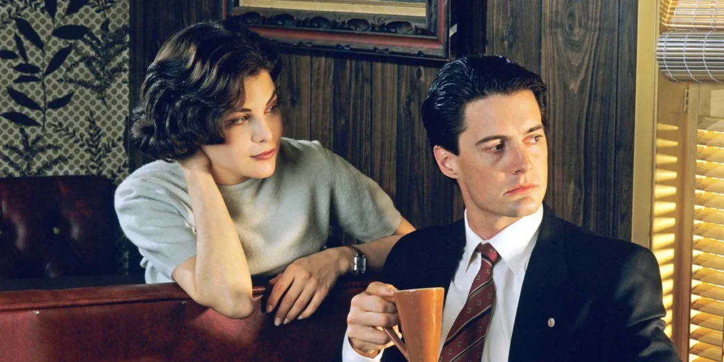 Cena da série Twin Peaks mostrando o clima misterioso da pequena cidade