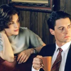 Cena da série Twin Peaks mostrando o clima misterioso da pequena cidade