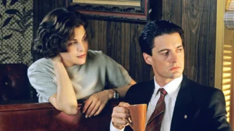 Cena da série Twin Peaks mostrando o clima misterioso da pequena cidade