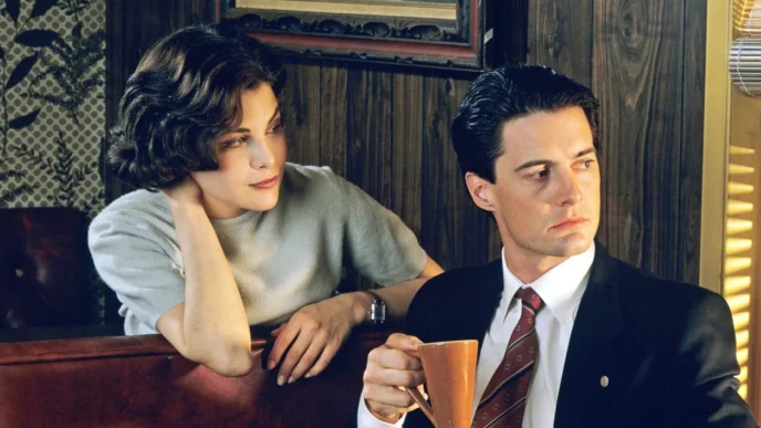 Cena da série Twin Peaks mostrando o clima misterioso da pequena cidade