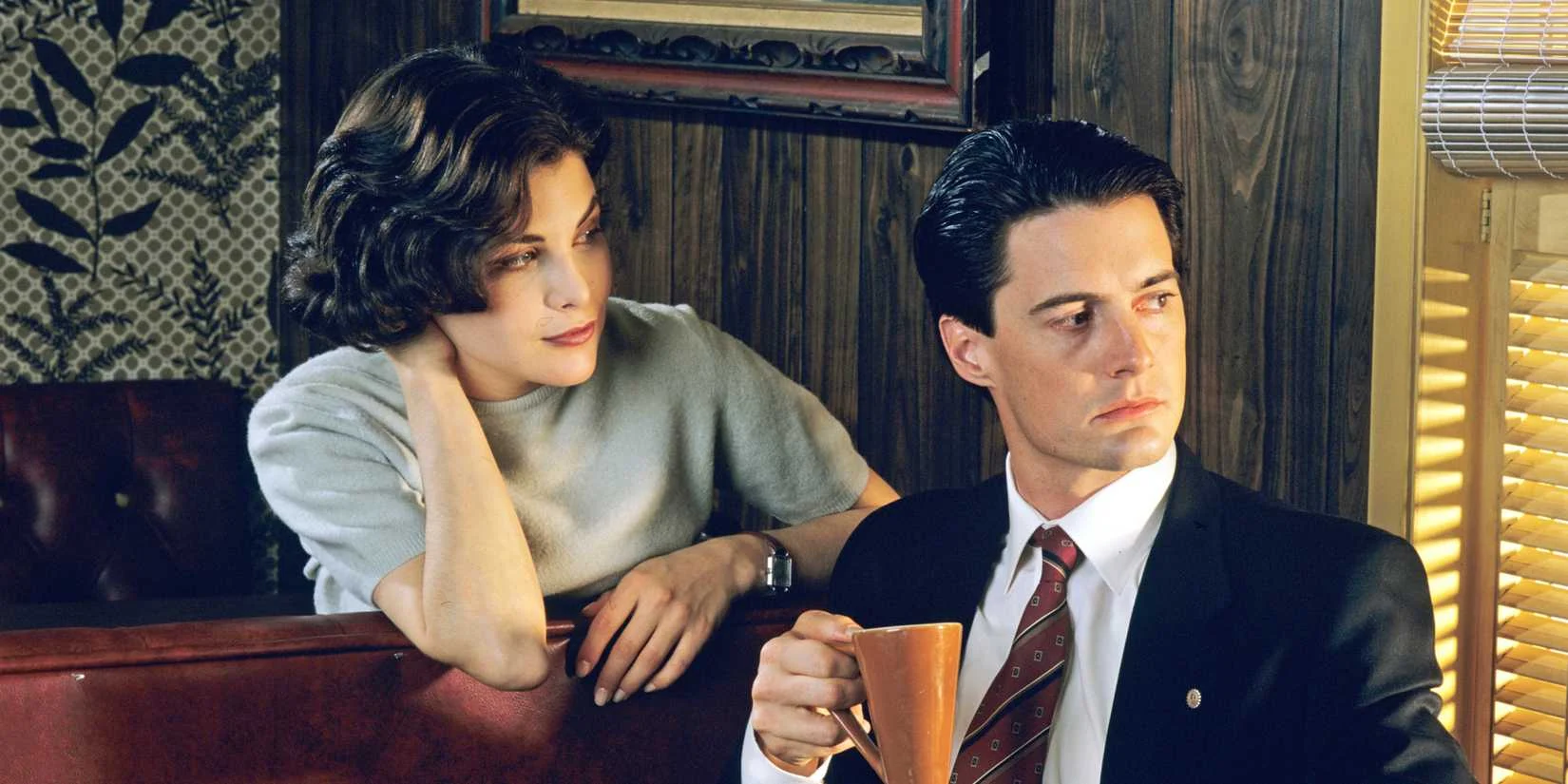 Cena da série Twin Peaks mostrando o clima misterioso da pequena cidade
